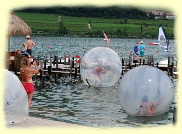 Kaltern - Kalterer See Strandbad - Schwimmkugel aus Kunststoff Kaltern - Kalterer See Strandbad - Schwimmkugel aus Kunststoff