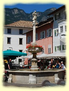 Kaltern - Marktplatz - Dorfbrunnen