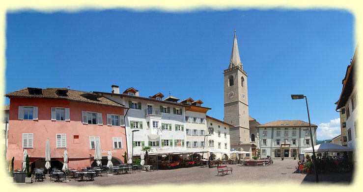 Kaltern - Marktplatz, Pfarrkirche Maria Himmelfahrt und Rathaus Kaltern - Marktplatz, Pfarrkirche Maria Himmelfahrt und Rathaus
