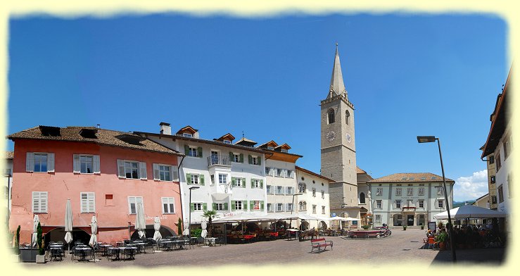 Kaltern - Marktplatz, Pfarrkirche Maria Himmelfahrt und Rathaus