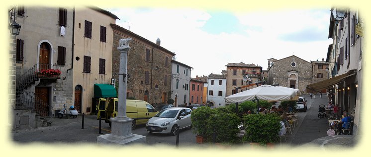 Montalcino - Piazza Garibaldi mit Kirche Sant’Egidio Montalcino - Piazza Garibaldi mit Kirche Sant’Egidio