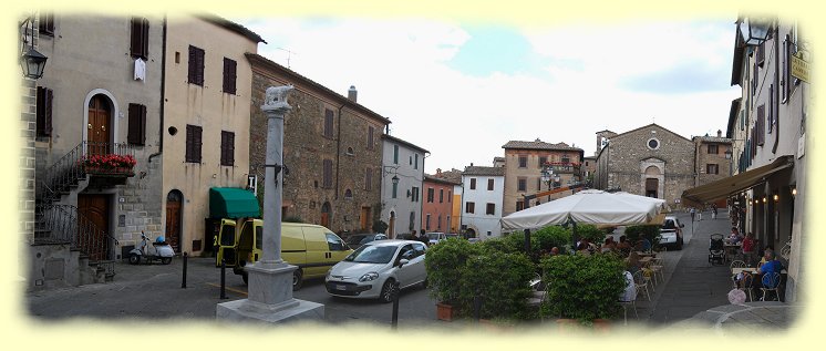 Montalcino - Piazza Garibaldi mit Kirche SantEgidio