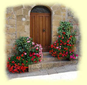 Monticchiello - mit Blumen geschmückte Straße - 2 Monticchiello - mit Blumen geschmückte Straße - 2