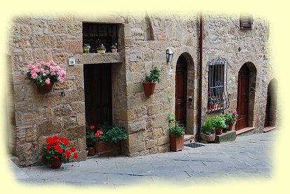 Monticchiello - mit Blumen geschmückte Straße Monticchiello - mit Blumen geschmückte Straße