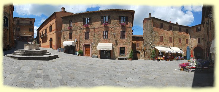 Panicale - Piazza Umberto mit rechts Porta Perugina