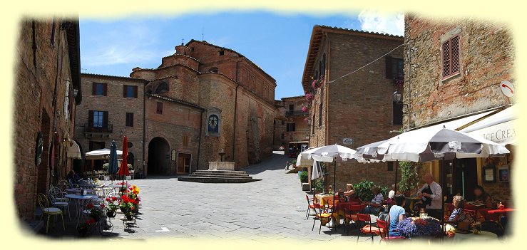 Panicale -  Piazza Umberto mit Chiesa San Michele mit Fontana Del XV Secolo