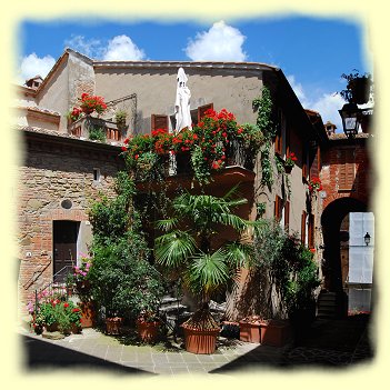 Panicale - blumengeschmckten Huserfronten