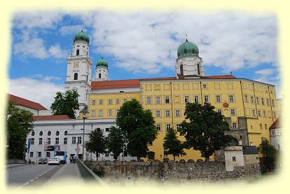 Passau - Marienbrücke mit Blick zum Dom und Stadttheater