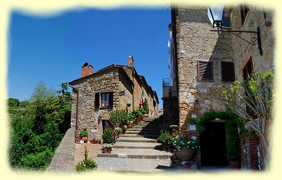 Pienza - Gassen eingerahmt mit Blumenkbeln