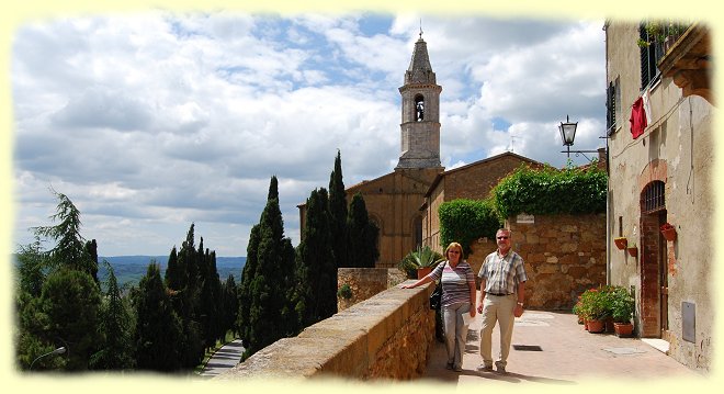 Pienza - Stadtmauer mit Dom Santa Maria Assunta