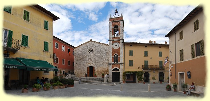 Quirica d´Orcia - Piazza della Libertá mit Kirche San Francesco