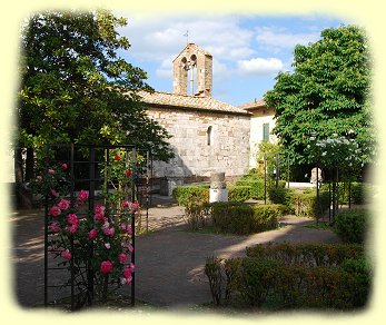 Quirica d´Orcia - Rosengarten mit Blick zur Kirche Santa Maria Assunta
