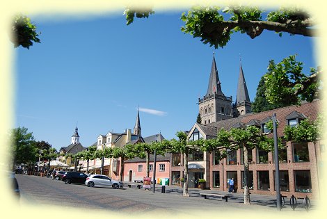 Xanten - Marktplatz mit Dom und evg. Kirche