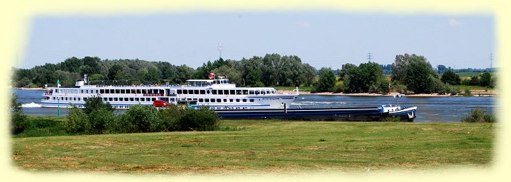 Kreuzfahrtschiff am Niederrhein