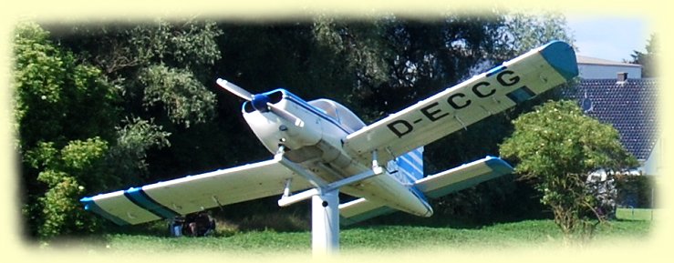 Flugplatz-Skulptur - ausgedientes Sportflugzeug