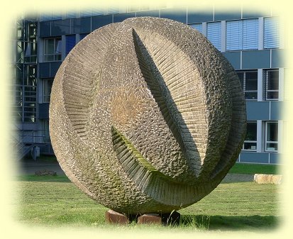 Granit-Skulptur am Oberlandesgericht