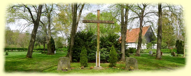 Holzkreuz auf dem Friedhof Dasbeck