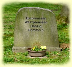 Stein am Holzkreuz auf dem Friedhof Dasbeck - Ostpreussen