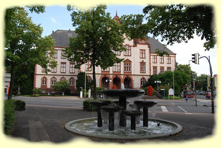 Rathaus mit Brunnen