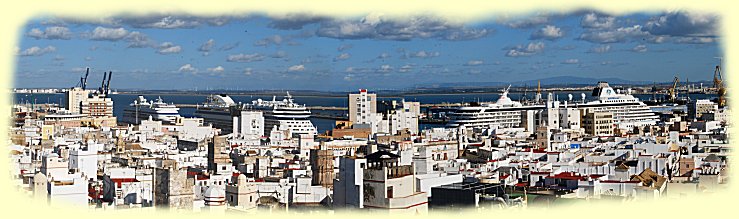 Blick auf Cadiz und den Hafen vom Torre Tavira