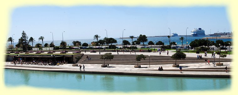 Palma - Parc de la Mar mit dem groen Kreuzfahrthafen im Hintergrund