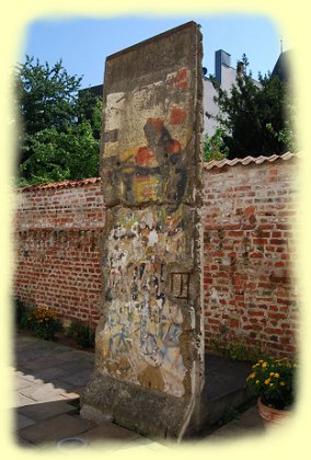 Willi-Brandt-Haus - Mauerteil der Berliner Mauer