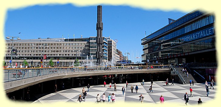 Stockholm - Das Zentrum des modernen Stockholm, der Sergels Torg mit seinem glsernen Springbrunnen