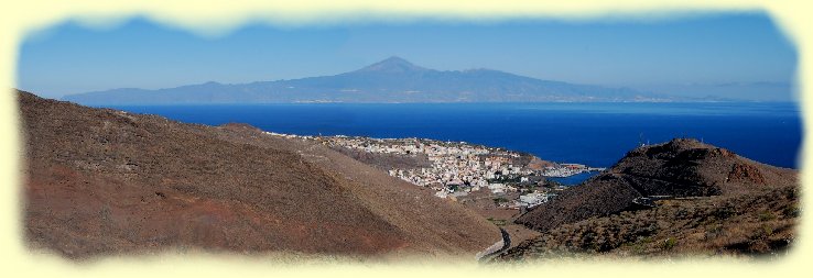 Blick auf San Sebastian, im Hintergrund Teneriffa mit Teide