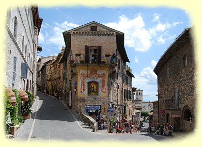 Assisi - Eckhaus mit Blick zur Chiesa San Pietro