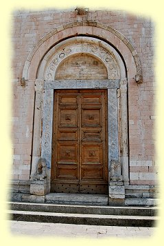 Assisi - Kirche San Pietro - von Lwen flankiertes Hauptportal