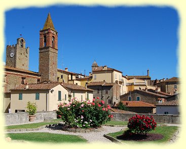 Monte San Savino - Zinnen des Uhren- und Glockenturms und rechts  Turmspitze der Chiesa della Pieve della Misericordia