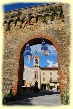 Quirica dOrcia - Porta Nuova mit Blick zur Kirche San Francesco
