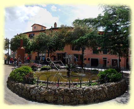 Panzano in Chianti - Dorfplatz mit seinem Brunnen