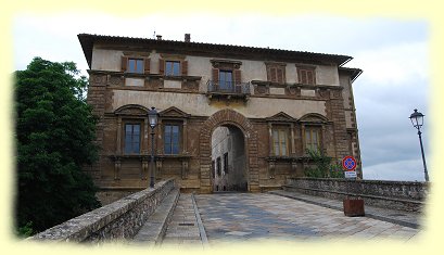 Colle di Val d ´Elsa - Collo Alto - steinerne Brücke mit Palazzo Campana Colle di Val d ´Elsa - Collo Alto - steinerne Brücke mit Palazzo Campana