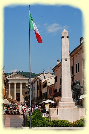 Bardolino - Kriegerdenkmal, im Hintergrund die modernen Pfarrkirche Santi Nicolo e Servo