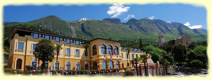 Malcesine - Rathaus und Pfarrkirche Santo Stefano