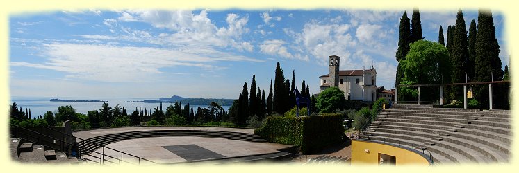 Vittoriale degli Italiani - Freilichttheater mit Kirche von Gardone. Vittoriale degli Italiani - Freilichttheater mit Kirche von Gardone.