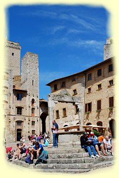 San Gimignano - Piazza della Cisterna mit Ziehbrunnen - 1