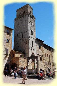 San Gimignano - Piazza della Cisterna mit Ziehbrunnen und Palazzo dei Cortesi