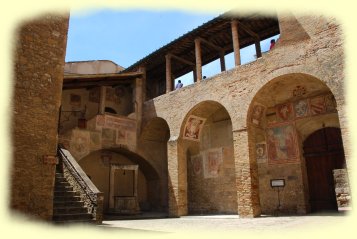 San Gimignano - alter Ziehbrunnen aus dem Jahre 1361 im Innenhof