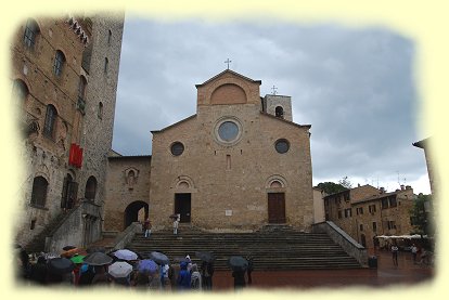 San Gimignano  Piazza del Duomo bei Regenwetter 1