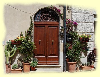 Montescudaio - mit Blumen geschmückte Häuser Montescudaio - mit Blumen geschmückte Häuser