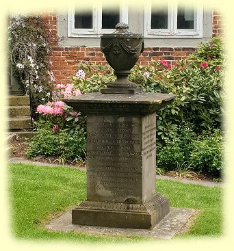 Walsrode - Abtei -- Pfeilermonument mit Vase