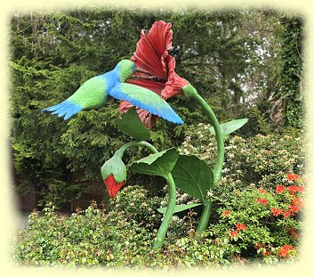 Weltvogelpark - Kolibri- und Bl�tenskulptur