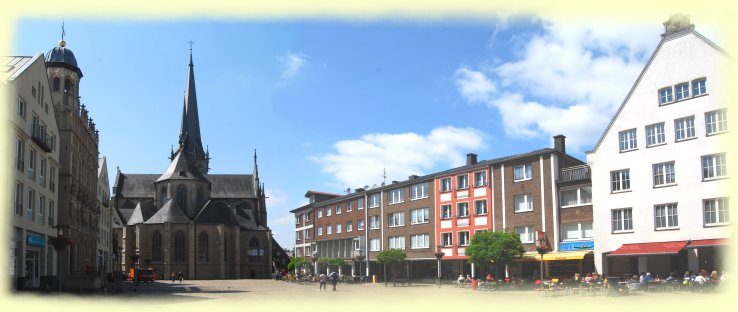 Willibrordi-Dom am Groen Markt - links das Rathaus